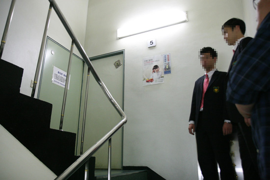 보도국이 위치한 5층 계단을 막고있는 MBC 청경들
